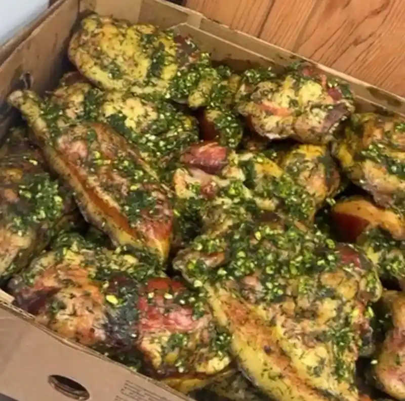 [10-38] Щековина копченая в зелени с чесноком, 1кг