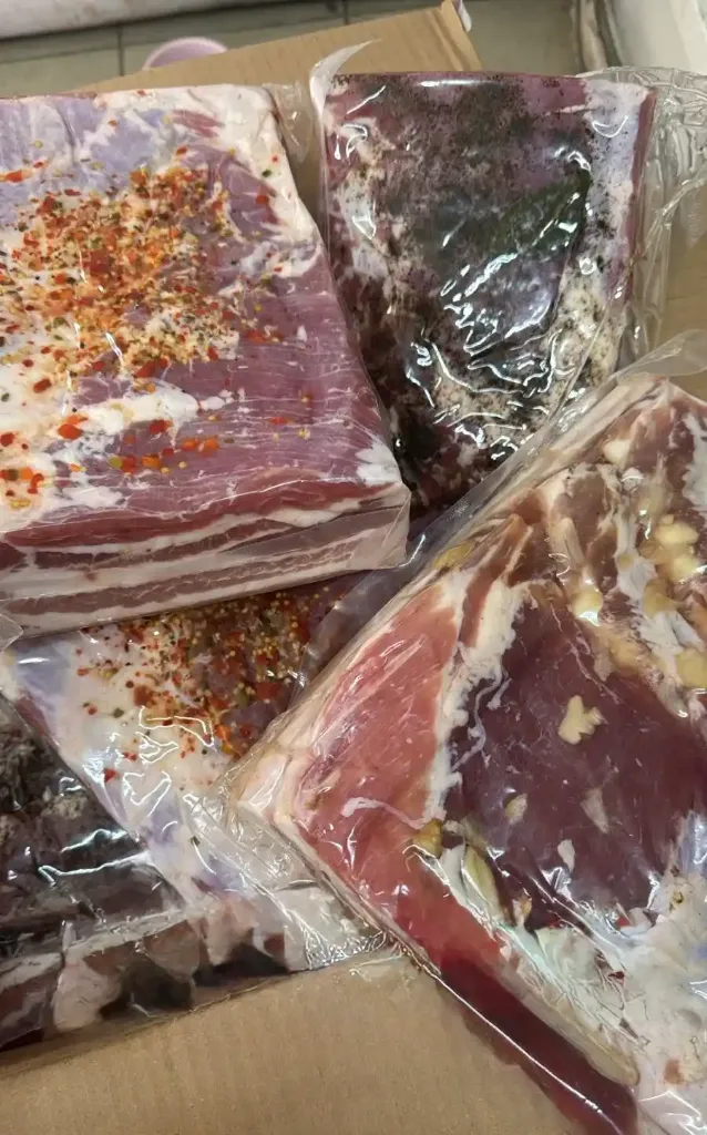 Грудинка соленная в разных обсыпках, 1 кг